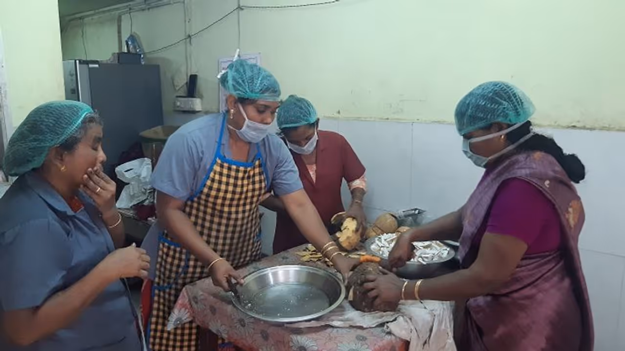 केरल के इस अनूठे कम्युनिटी किचेन से फायदे में वर्किंग कपल्स बुजुर्गों को भी राहत