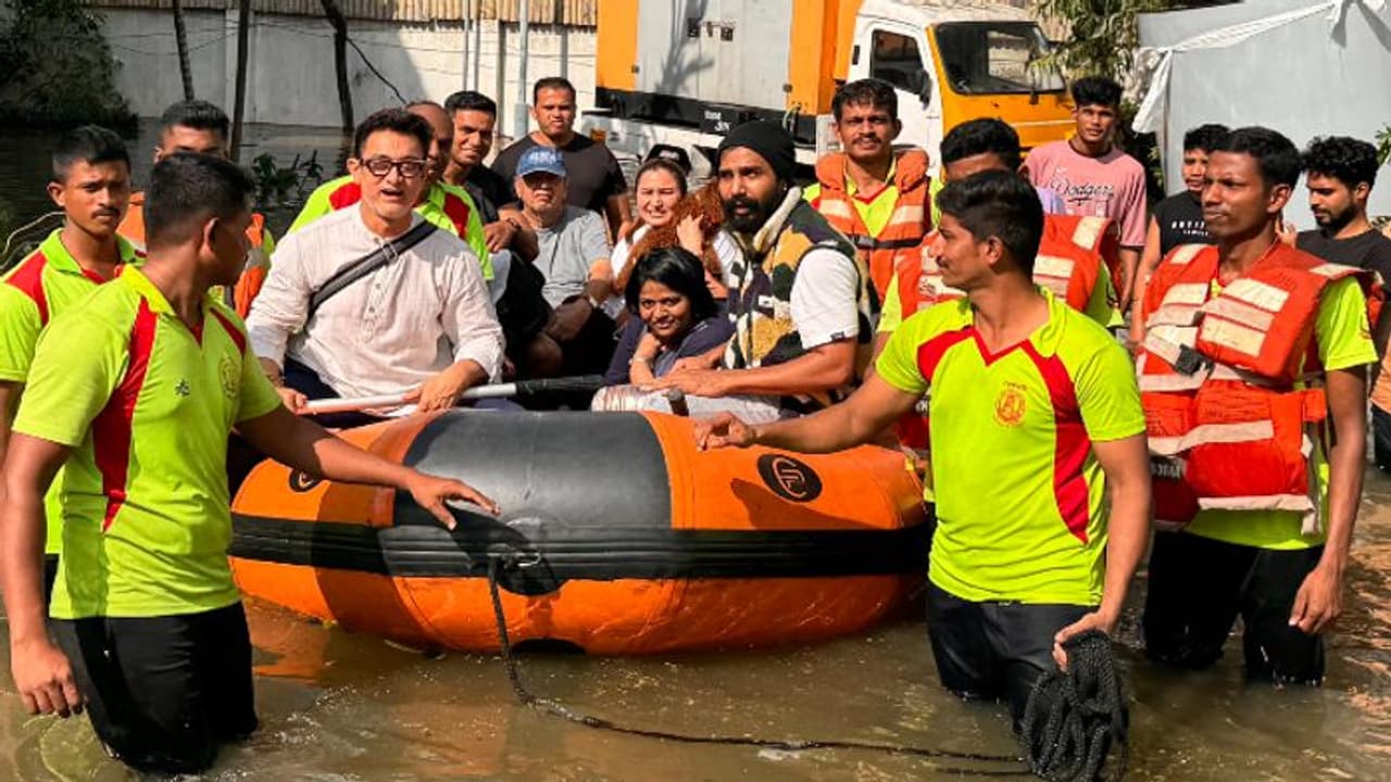 చెన్నై వరదల్లో అమీర్ ఖాన్, విష్ణు విశాల్.. కరెంట్ లేదు, సిగ్నల్ లేదంటూ వేడుకున్న నటుడు.. ఏం చేశారంటే.. చెన్నై వరదల్లో అమీర్ ఖాన్, విష్ణు విశాల్.. కరెంట్ లేదు, సిగ్నల్ లేదంటూ వేడుకున్న నటుడు.. ఏం చేశారంటే..