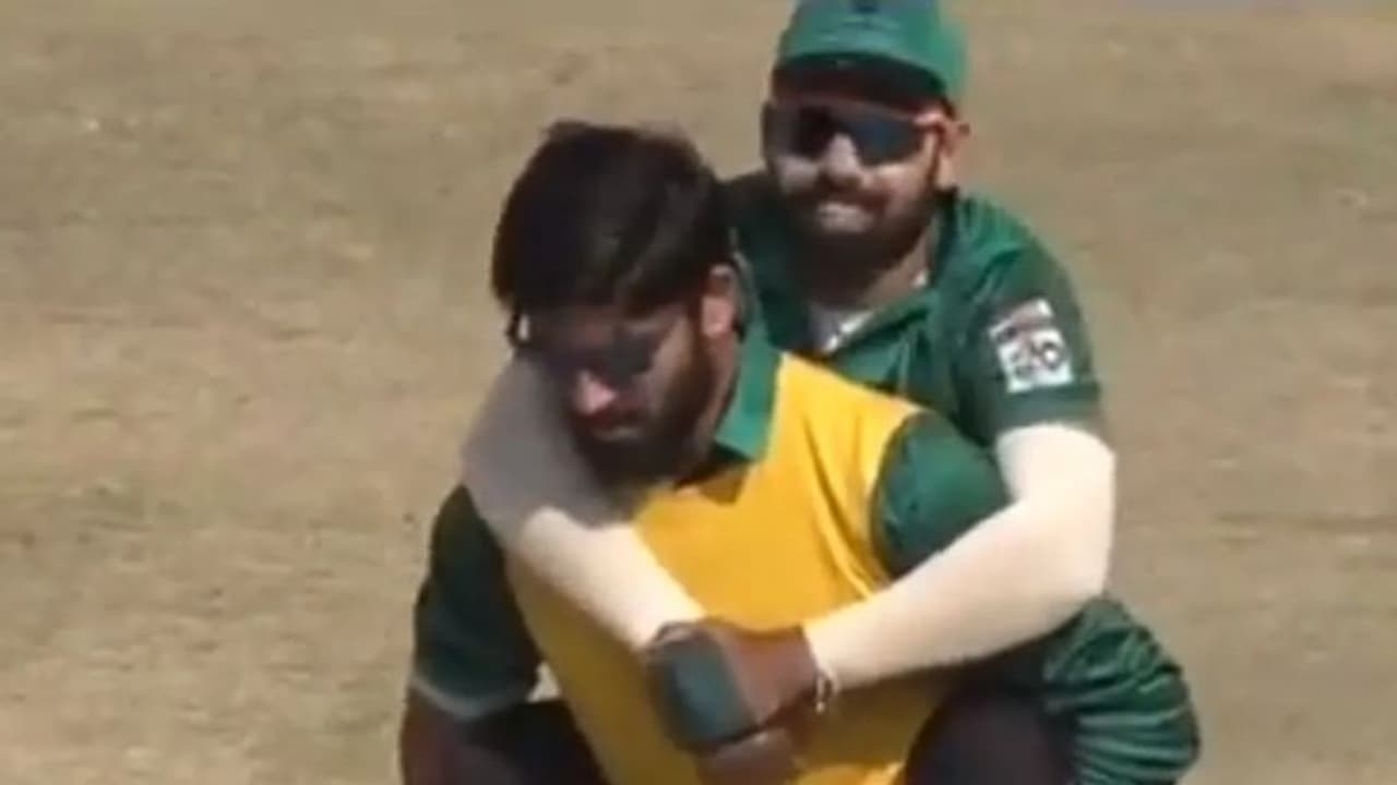 Pakistan National T20: ஸ்ட்ரெச்சர் இல்லாததால் காயமடைந்த ஷதாப் கானை அலேக்காக முதுகில் தூக்கி சென்ற சக வீரர்!