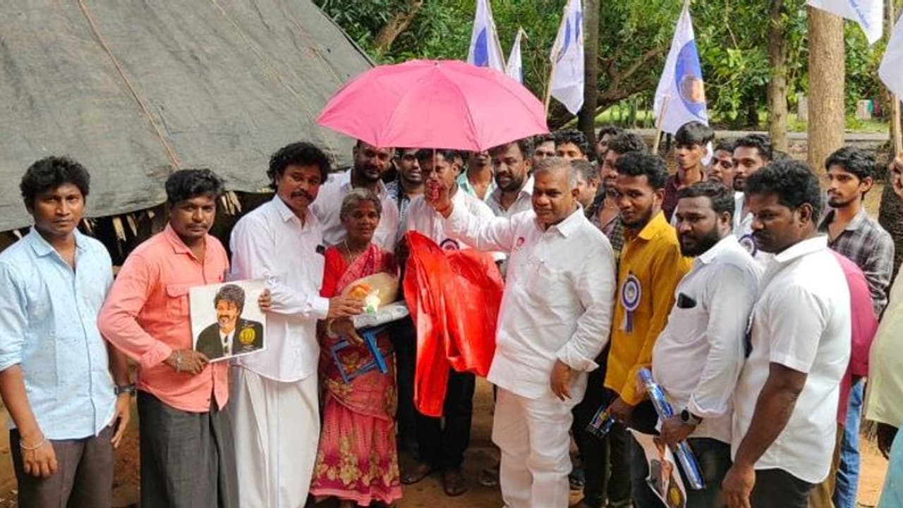 தளபதி போட்ட கட்டளை! களத்தில் இறங்கிய புஸ்ஸி ஆனந்த்... செங்கல்பட்டு மாவட்டத்தில் பாதிக்கப்பட்ட மக்களுக்கு உதவி! தளபதி போட்ட கட்டளை! களத்தில் இறங்கிய புஸ்ஸி ஆனந்த்... செங்கல்பட்டு மாவட்டத்தில் பாதிக்கப்பட்ட மக்களுக்கு உதவி!