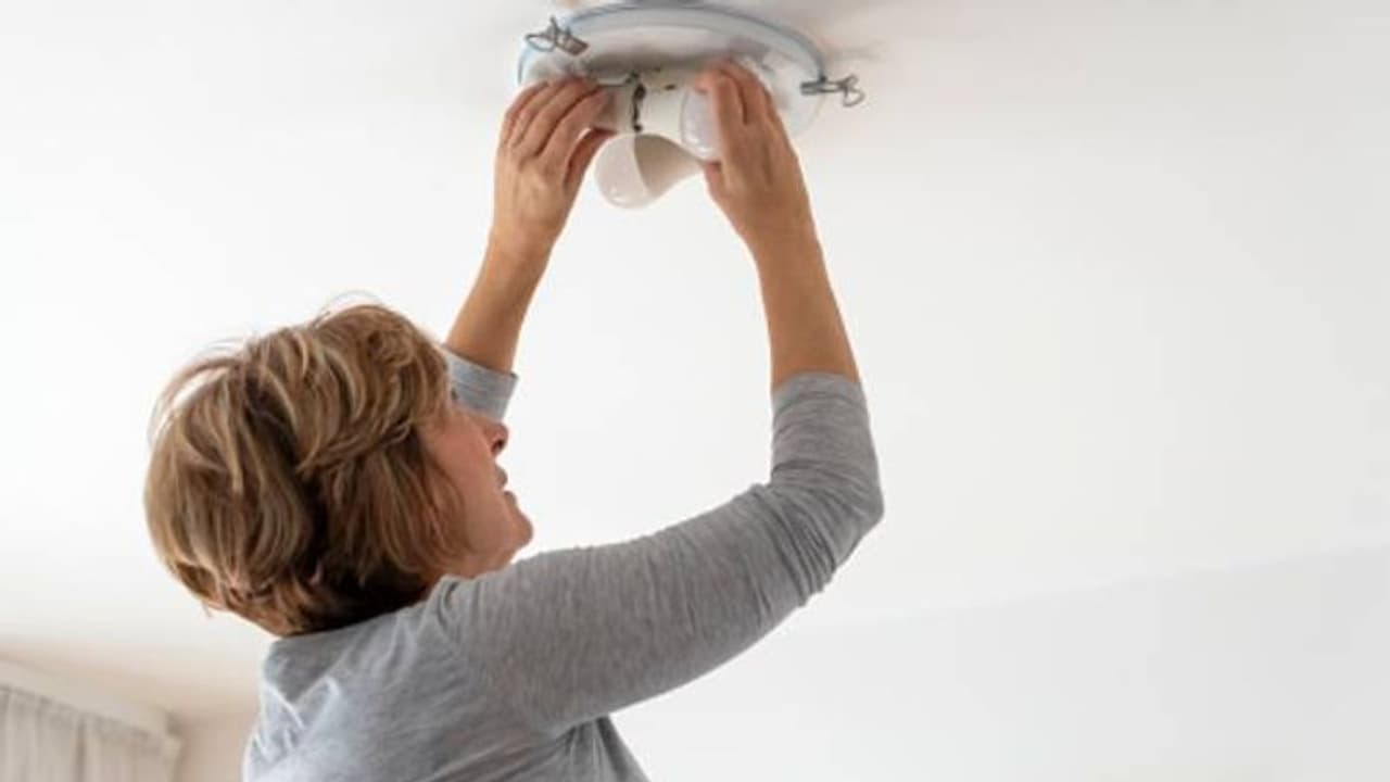 സ്വന്തം വീട്ടിലെ ബൾബ് മാറ്റിയിട്ടാൽ 500 രൂപ പിഴ, നിയമമുണ്ടായിരുന്ന നാടേതെന്നറിയാമോ? സ്വന്തം വീട്ടിലെ ബൾബ് മാറ്റിയിട്ടാൽ 500 രൂപ പിഴ, നിയമമുണ്ടായിരുന്ന നാടേതെന്നറിയാമോ?