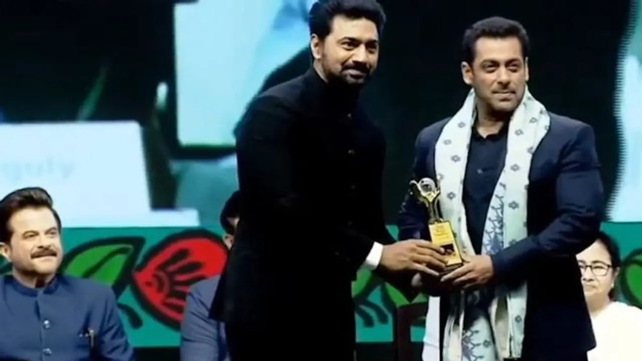 Kolkata International Film Festival 2023: Salman Khan gets honoured by Bengali actor Dev, see video Kolkata International Film Festival 2023: Salman Khan gets honoured by Bengali actor Dev, see video