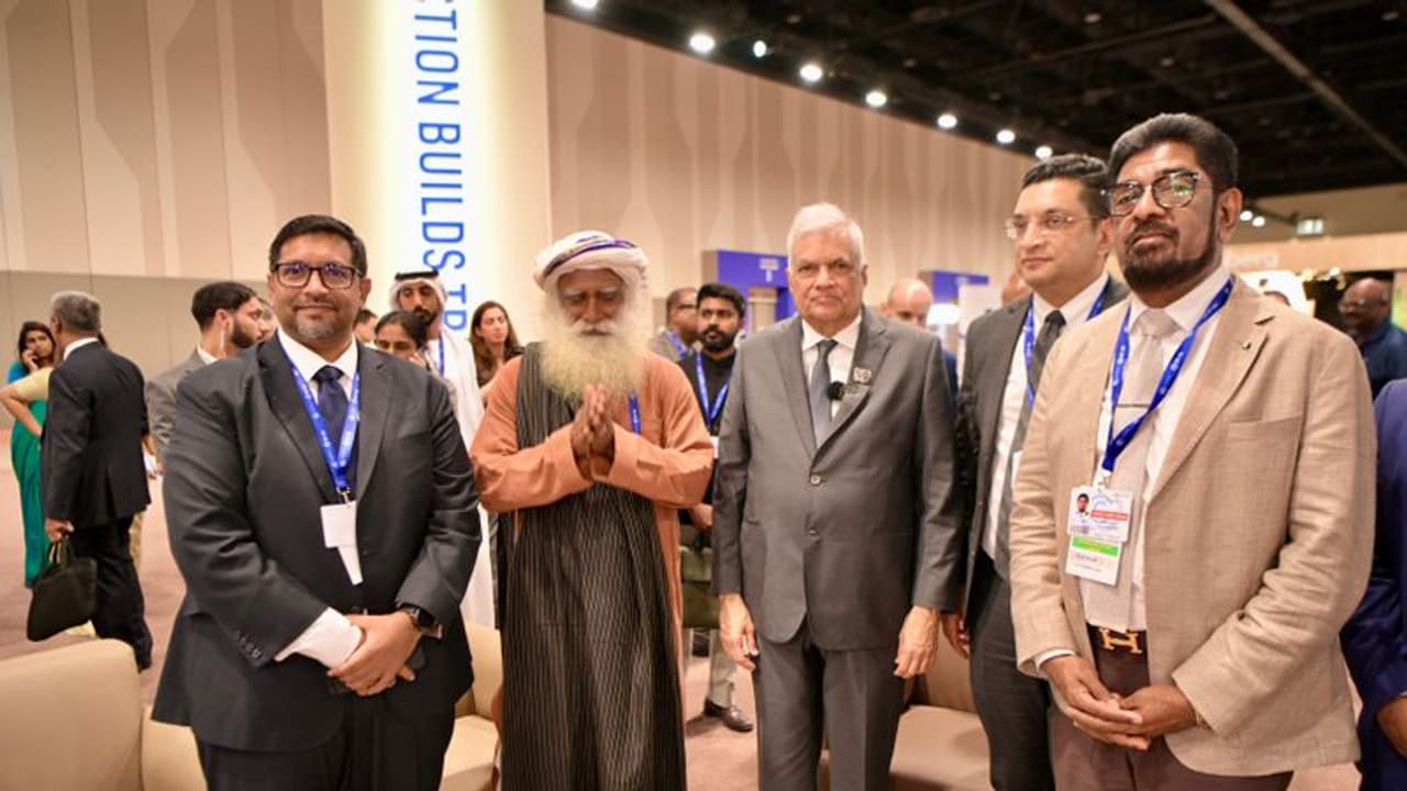 மண் வளப் பாதுகாப்பு குறித்து இலங்கை அதிபருடன் சத்குரு கலந்துரையாடல் மண் வளப் பாதுகாப்பு குறித்து இலங்கை அதிபருடன் சத்குரு கலந்துரையாடல்