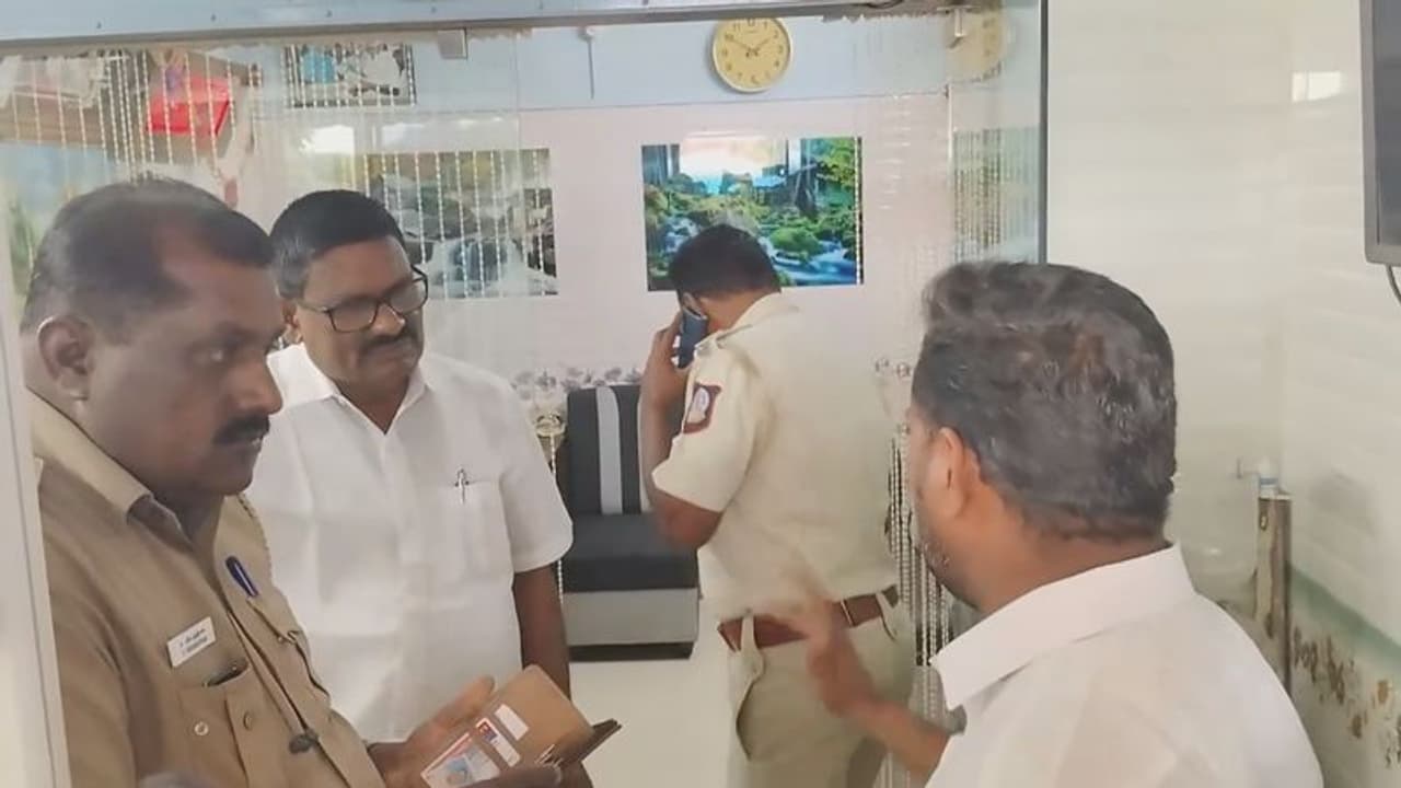 வாடிக்கையாளர்கள் திடீரென முற்றுகை; தற்கொலைக்கு முயன்ற நிதி நிறுவன உரிமையாளர் ரத்த வெள்ளத்தில் மீட்பு