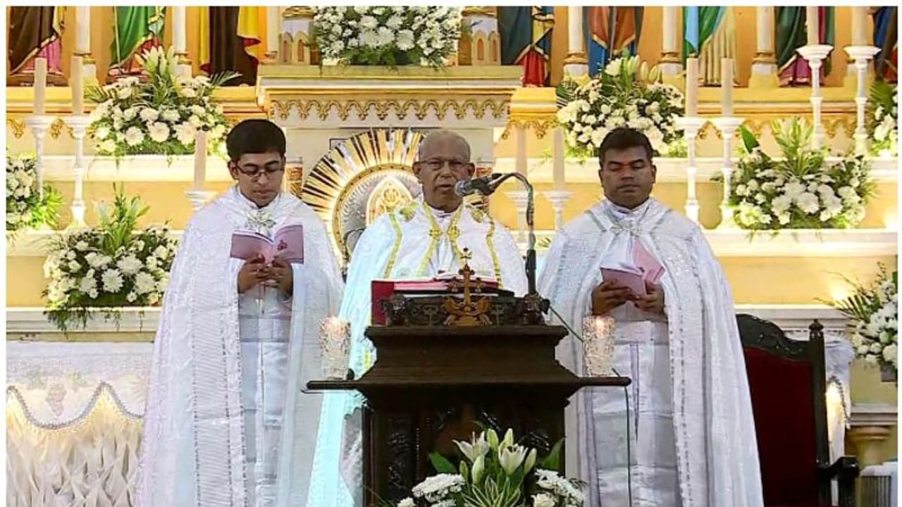 കുർബാന തർക്കം; നേരിട്ട് ഇടപെട്ട് വത്തിക്കാന്, നിര്ദ്ദേശങ്ങള് കൈമാറി കുർബാന തർക്കം; നേരിട്ട് ഇടപെട്ട് വത്തിക്കാന്, നിര്ദ്ദേശങ്ങള് കൈമാറി