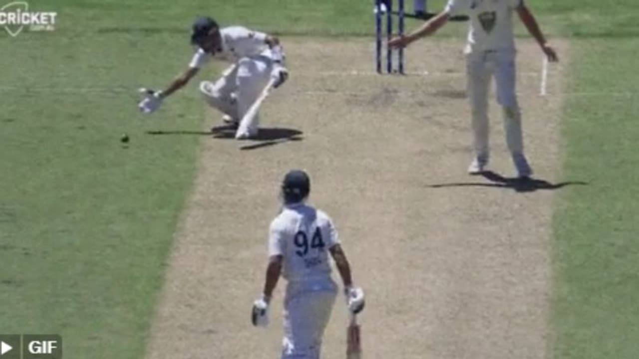 ബാറ്റിംഗിനിടെ ഒരു നിമിഷത്തേക്ക് ബാബറിന്റെ 'കിളി പോയി'; ഫീല്ഡറായി പന്ത് കൈകൊണ്ട് തടുത്തിടാന് ശ്രമം വീഡിയോ ബാറ്റിംഗിനിടെ ഒരു നിമിഷത്തേക്ക് ബാബറിന്റെ 'കിളി പോയി'; ഫീല്ഡറായി പന്ത് കൈകൊണ്ട് തടുത്തിടാന് ശ്രമം വീഡിയോ