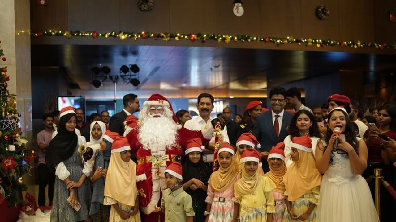 കുട്ടികളുടെ സുരക്ഷക്ക് പ്രാധാന്യം നൽകി ട്രീ ലൈറ്റിംഗ് ചടങ്ങുമായി കൊച്ചി ക്രൗൺ പ്ലാസ ഹോട്ടൽ