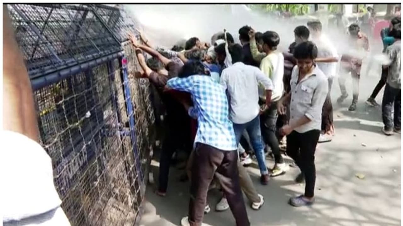 എസ്എഫ്ഐയുടെ രാജ്ഭവൻ മാര്‍ച്ചിൽ സംഘർഷം; പൊലീസ് ജലപീരങ്കി പ്രയോഗിച്ചു, ആർഷോ അടക്കമുള്ളവരെ അറസ്റ്റ് ചെയ്ത് നീക്കി