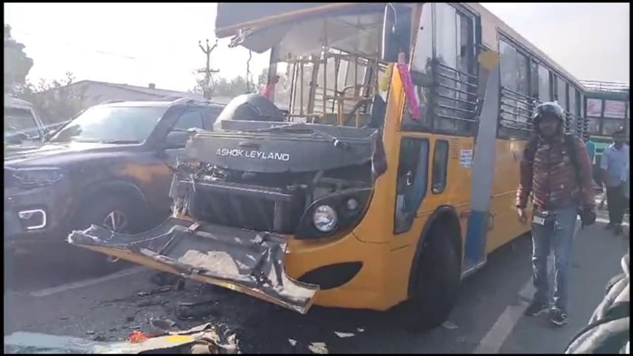 ஓசூரில் அரசு பேருந்தும், தனியார் பள்ளி பேருந்தும் மோதி கோர விபத்து; 15 பேர் காயம்