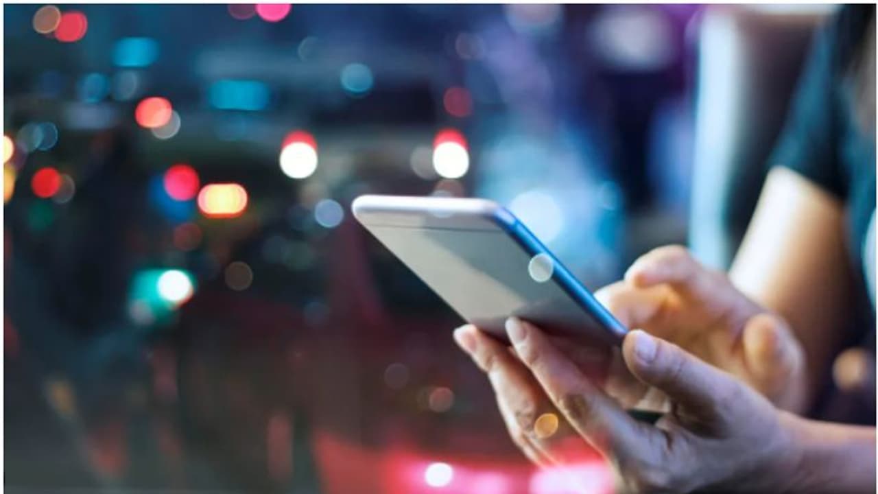 'ഇത് തീക്കളി'; ഫോണിൽ ഈ ആപ്ലിക്കേഷൻ ഇൻസ്റ്റാൾ ചെയ്തിട്ടുണ്ടോ? കീശ കാലിയാകും, മുന്നറിയിപ്പുമായി അധികൃതർ 'ഇത് തീക്കളി'; ഫോണിൽ ഈ ആപ്ലിക്കേഷൻ ഇൻസ്റ്റാൾ ചെയ്തിട്ടുണ്ടോ? കീശ കാലിയാകും, മുന്നറിയിപ്പുമായി അധികൃതർ