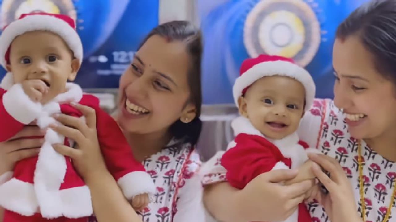 സാന്താക്ലോസായി കുഞ്ഞ് ആത്മജ, ക്രിസ്മസ് ആശംസകൾ നേർന്ന് ആരാധകർ സാന്താക്ലോസായി കുഞ്ഞ് ആത്മജ, ക്രിസ്മസ് ആശംസകൾ നേർന്ന് ആരാധകർ