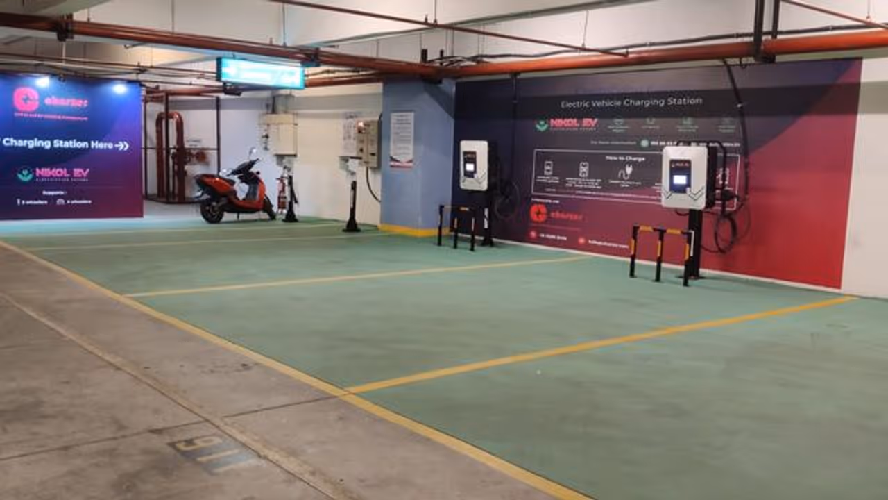 ಬೆಂಗಳೂರಿನಲ್ಲಿ ಎಲೆಕ್ಟ್ರಿಕ್ ವಾಹನ ಚಾರ್ಜಿಂಗ್ ಮತ್ತಷ್ಟು ಸುಲಭ, ಅಖಾಡಕ್ಕಿಳಿದ ಚಾರ್ಜರ್! ಬೆಂಗಳೂರಿನಲ್ಲಿ ಎಲೆಕ್ಟ್ರಿಕ್ ವಾಹನ ಚಾರ್ಜಿಂಗ್ ಮತ್ತಷ್ಟು ಸುಲಭ, ಅಖಾಡಕ್ಕಿಳಿದ ಚಾರ್ಜರ್!