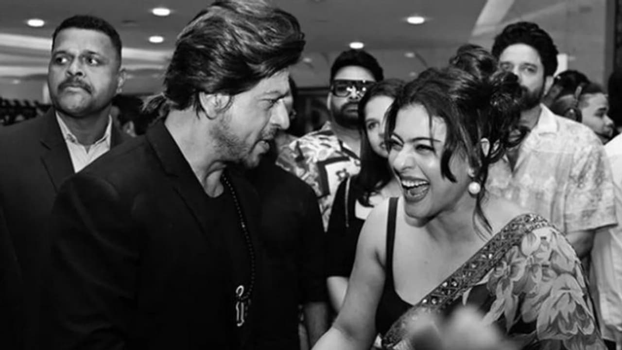 'എന്തായിരുന്നു ആ തമാശ?', കജോളിനോട് പറഞ്ഞത് ആരാധകനോട് വെളിപ്പെടുത്തി ഷാരൂഖ് 'എന്തായിരുന്നു ആ തമാശ?', കജോളിനോട് പറഞ്ഞത് ആരാധകനോട് വെളിപ്പെടുത്തി ഷാരൂഖ്