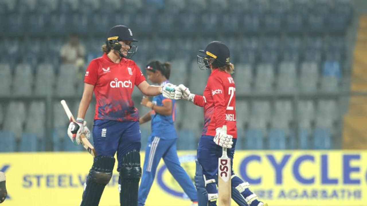 ഇന്ത്യന് വനിതകള് വിയര്ക്കും; അടിച്ചുപറത്തി ഇംഗ്ലണ്ട്, കൂറ്റന് സ്കോര്, രണ്ട് ഫിഫ്റ്റി, തീപ്പൊരി ഫിനിഷിംഗ് ഇന്ത്യന് വനിതകള് വിയര്ക്കും; അടിച്ചുപറത്തി ഇംഗ്ലണ്ട്, കൂറ്റന് സ്കോര്, രണ്ട് ഫിഫ്റ്റി, തീപ്പൊരി ഫിനിഷിംഗ്