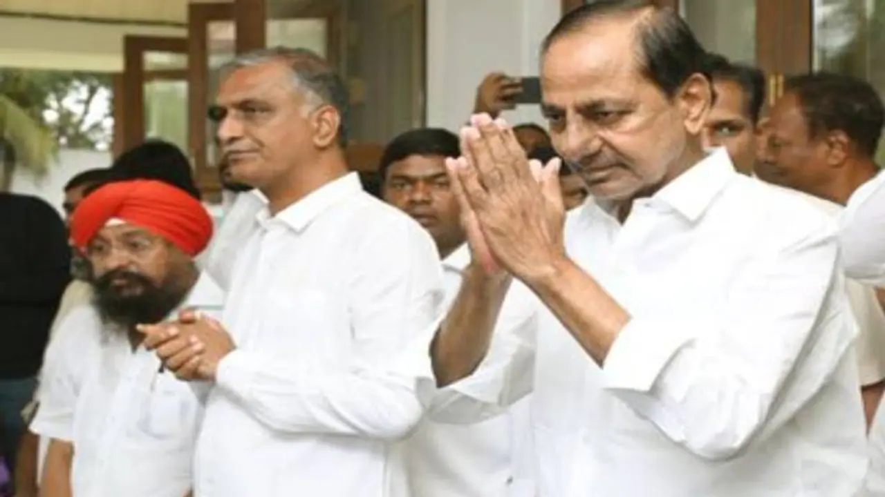K Chandrashekar Rao : ఎర్రవల్లి ఫాంహౌస్లో కేసీఆర్ను కలిసిన చింతమడక ప్రజలు , అలా చూసి కంటతడి K Chandrashekar Rao : ఎర్రవల్లి ఫాంహౌస్లో కేసీఆర్ను కలిసిన చింతమడక ప్రజలు , అలా చూసి కంటతడి