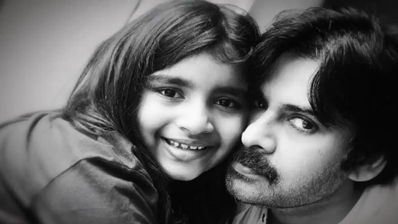 ఏఎంబీ మాల్ లో పవన్ కళ్యాణ్ కూతురు.. ఇప్పుడెలా ఉందో చూశారా? సెల్ఫీల కోసం ఫ్యాన్స్ ఆరాటం.. ఏఎంబీ మాల్ లో పవన్ కళ్యాణ్ కూతురు.. ఇప్పుడెలా ఉందో చూశారా? సెల్ఫీల కోసం ఫ్యాన్స్ ఆరాటం..