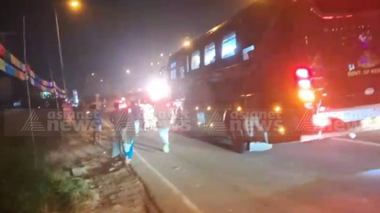 നവകേരള സദസ്സ്: മുഖ്യമന്ത്രിയും മന്ത്രിമാരും സഞ്ചരിക്കുന്ന ബസ് യൂത്ത് കോൺഗ്രസുകാര്‍ തടഞ്ഞു, പൊലീസ് ലാത്തി വീശി