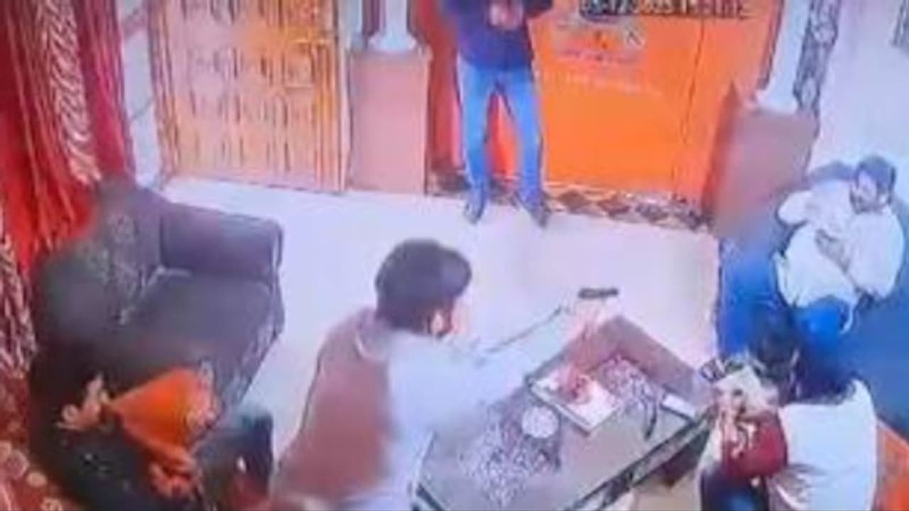 വന്നത് കല്യാണം വിളിക്കാനെന്ന് പറഞ്ഞ്, തലയിൽ വെടിയുണ്ട കയറ്റി മരണം ഉറപ്പിച്ചു; കൊലയാളിയുടെ വിവരത്തിന് 5 ലക്ഷം വന്നത് കല്യാണം വിളിക്കാനെന്ന് പറഞ്ഞ്, തലയിൽ വെടിയുണ്ട കയറ്റി മരണം ഉറപ്പിച്ചു; കൊലയാളിയുടെ വിവരത്തിന് 5 ലക്ഷം