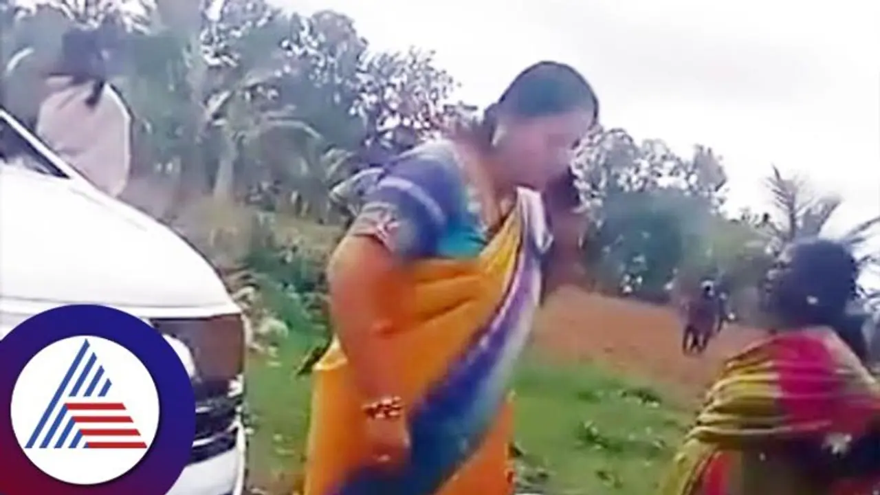 ಭವಾನಿ ರೇವಣ್ಣ ಕಾರಿಗೆ ಬೈಕ್ ಡಿಕ್ಕಿ ಹೊಡೆದ ಪ್ರಕರಣಕ್ಕೆ ಹೊಸ ತಿರುವು! ಒಂದೂವರೆ ಕೋಟಿ ಕಾರು ಉಡುಗೊರೆ ಕೊಟ್ಟಿದ್ದಾ? ಭವಾನಿ ರೇವಣ್ಣ ಕಾರಿಗೆ ಬೈಕ್ ಡಿಕ್ಕಿ ಹೊಡೆದ ಪ್ರಕರಣಕ್ಕೆ ಹೊಸ ತಿರುವು! ಒಂದೂವರೆ ಕೋಟಿ ಕಾರು ಉಡುಗೊರೆ ಕೊಟ್ಟಿದ್ದಾ?