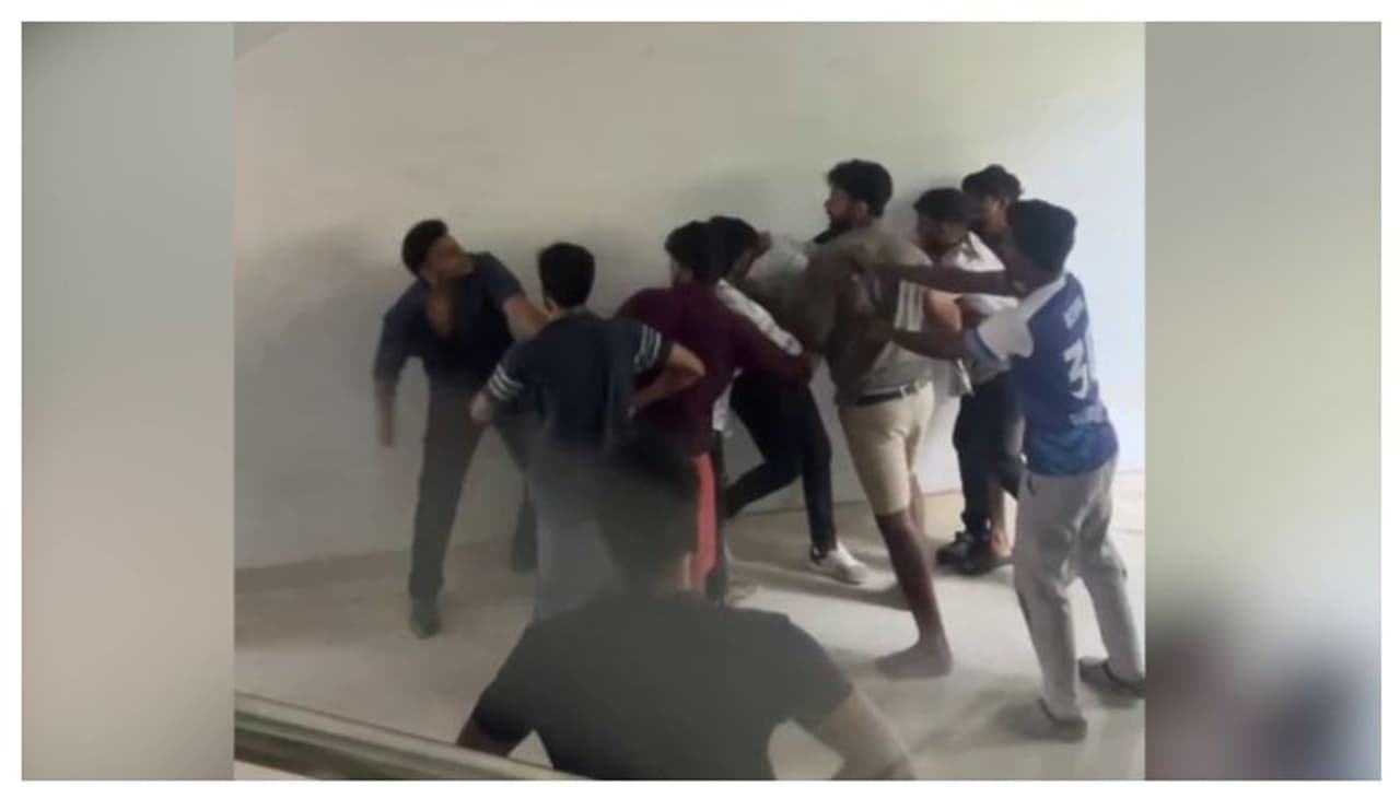 കോഴിക്കോട് ലോ കോളേജിലെ സംഘർഷം; കെഎസ്യു പ്രവർത്തകനെ മർദിച്ച എസ്എഫ്ഐ പ്രവർത്തകർക്കെതിരെ കേസ് കോഴിക്കോട് ലോ കോളേജിലെ സംഘർഷം; കെഎസ്യു പ്രവർത്തകനെ മർദിച്ച എസ്എഫ്ഐ പ്രവർത്തകർക്കെതിരെ കേസ്