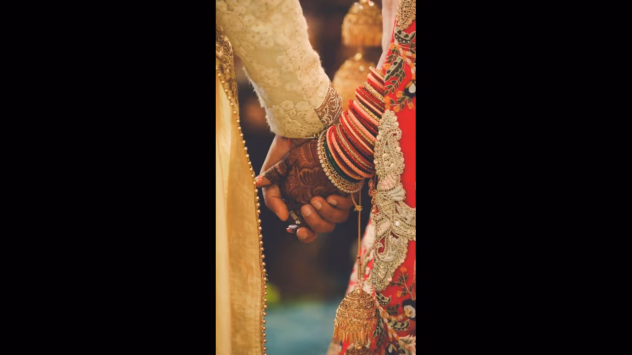 ട്വിസ്റ്റ്, ട്വിസ്റ്റ്; വിവാഹമണ്ഡപത്തിൽ അപ്രതീക്ഷിത സംഭവം, വരന്റെ സഹോദരന് മാലയിട്ട് യുവതി, വരനെ തേടി പൊലീസ്! ട്വിസ്റ്റ്, ട്വിസ്റ്റ്; വിവാഹമണ്ഡപത്തിൽ അപ്രതീക്ഷിത സംഭവം, വരന്റെ സഹോദരന് മാലയിട്ട് യുവതി, വരനെ തേടി പൊലീസ്!