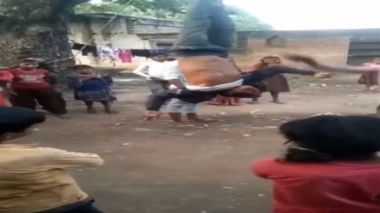 मिर्जापुर में मोबाइल चोरी के शक में युवक को पेड़ से उल्टा लटकाकर पीटा, चोटों पर लगाई मिर्च देखें वीडियो मिर्जापुर में मोबाइल चोरी के शक में युवक को पेड़ से उल्टा लटकाकर पीटा, चोटों पर लगाई मिर्च देखें वीडियो