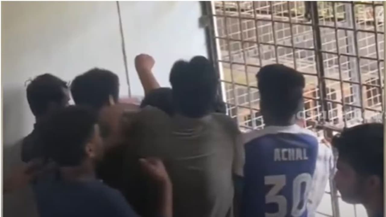 കോഴിക്കോട് ലോകോളേജിൽ കെഎസ്യു പ്രവർത്തകനെ വളഞ്ഞിട്ട് മർദിച്ച സംഭവം: 6 എസ്എഫ്ഐക്കാർക്കെതിരെ വധശ്രമക്കേസ് കോഴിക്കോട് ലോകോളേജിൽ കെഎസ്യു പ്രവർത്തകനെ വളഞ്ഞിട്ട് മർദിച്ച സംഭവം: 6 എസ്എഫ്ഐക്കാർക്കെതിരെ വധശ്രമക്കേസ്