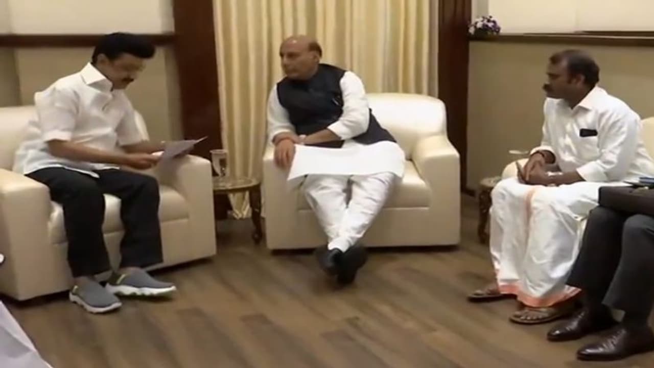 மிக்ஜாம் புயல்: முதல்வர் ஸ்டாலினுடன் மத்திய அமைச்சர் ராஜ்நாத் சிங் ஆலோசனை! மிக்ஜாம் புயல்: முதல்வர் ஸ்டாலினுடன் மத்திய அமைச்சர் ராஜ்நாத் சிங் ஆலோசனை!