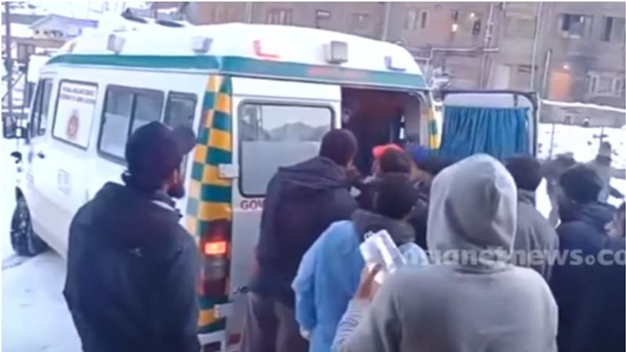 മടക്കം ഉള്ളുപിടഞ്ഞ് നാല് പേരില്ലാതെ; കശ്മീരിൽ മരിച്ച മലയാളികളുടെ മൃതദേഹങ്ങൾ നാളെ നാട്ടിലെത്തിക്കും മടക്കം ഉള്ളുപിടഞ്ഞ് നാല് പേരില്ലാതെ; കശ്മീരിൽ മരിച്ച മലയാളികളുടെ മൃതദേഹങ്ങൾ നാളെ നാട്ടിലെത്തിക്കും