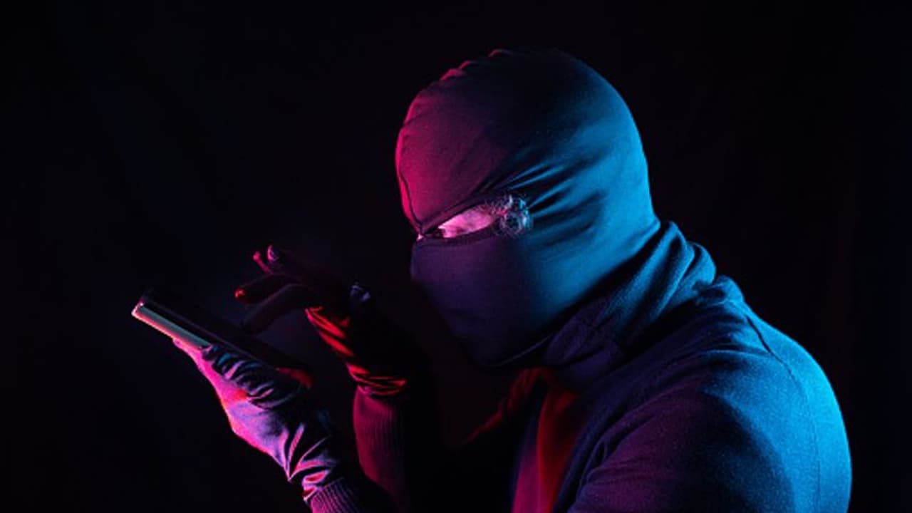 മോഷ്ടിച്ച ഫോൺ തിരികെ വേണമെങ്കില് പണം നല്കണം, ഇല്ലെങ്കില്...; വിചിത്ര ഭീഷണിയുമായി കള്ളന് മോഷ്ടിച്ച ഫോൺ തിരികെ വേണമെങ്കില് പണം നല്കണം, ഇല്ലെങ്കില്...; വിചിത്ര ഭീഷണിയുമായി കള്ളന്