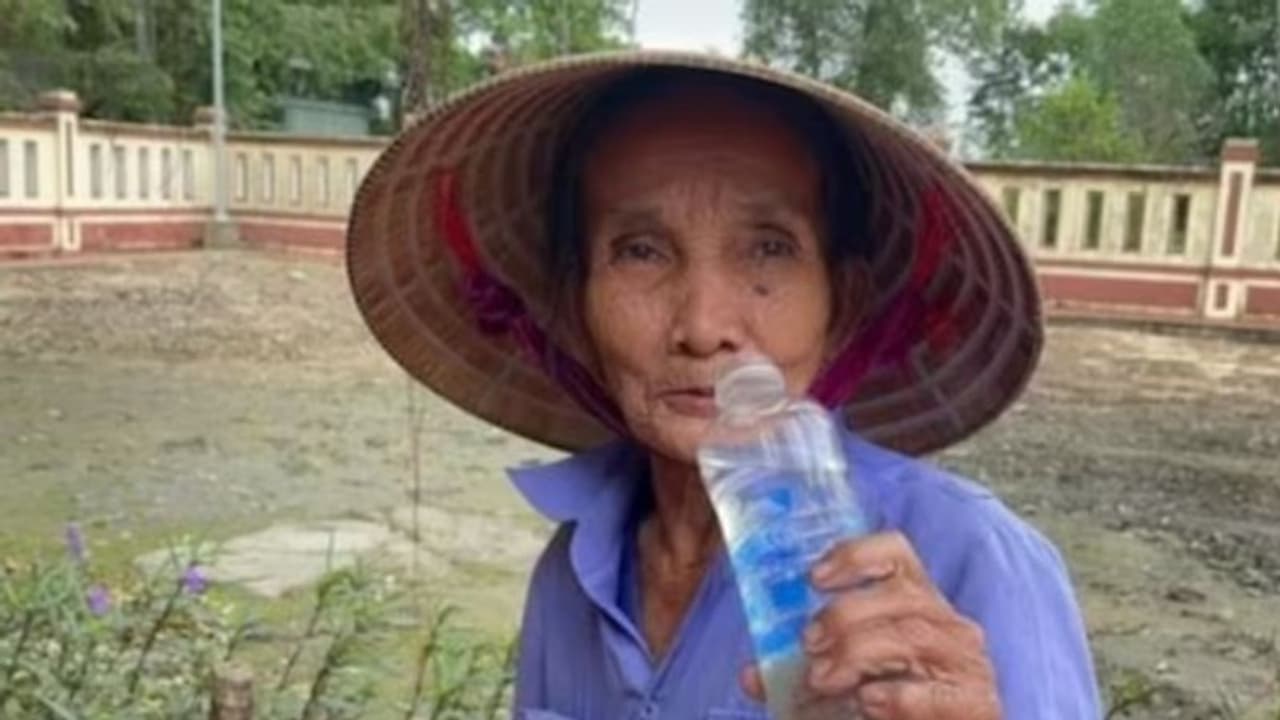 'മിന്നല്‍ ബുയി'; 60 വര്‍ഷം മുമ്പ് മിന്നലടിച്ചു, പിന്നീട് ഇതുവരെ വെള്ളം മാത്രം കുടിച്ച് ജീവിക്കുന്ന 75 കാരി ! 