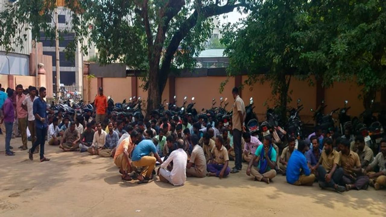 மரியாதையும் இல்லை; சரியான ஊதியமும் இல்லை: மரணத்தின் பிடியில் கேங்மேன்கள் கண்டுகொள்ளுமா தமிழக அரசு? மரியாதையும் இல்லை; சரியான ஊதியமும் இல்லை: மரணத்தின் பிடியில் கேங்மேன்கள் கண்டுகொள்ளுமா தமிழக அரசு?