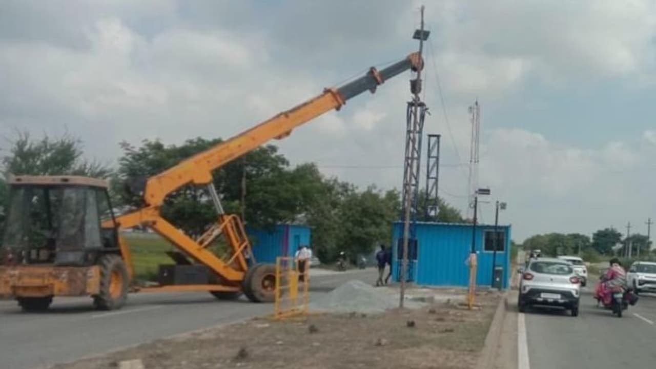 ಬಳ್ಳಾರಿ: ರಾತ್ರೋ ರಾತ್ರಿ ಟೋಲ್ ಗೇಟ್ ನಿರ್ಮಾಣ, ಗ್ಯಾರಂಟಿ ಹಣ ಸರಿದೂಗಿಸಲು ಸರ್ಕಾರದ ಪ್ಲಾನ್‌?