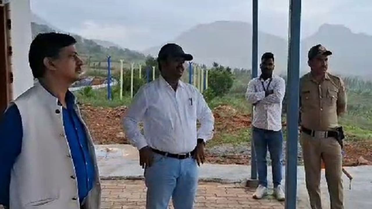 ರಾಜ್ಯದಲ್ಲೇ ನಡೆದಿದ್ದ ಅತೀ ದೊಡ್ಡ ಭೂ ಹಗರಣ: ತಹಶೀಲ್ದಾರ್ ಸೇರಿ ಅಧಿಕಾರಿಗಳಿಂದ ಸರ್ಕಾರಿ ಭೂಮಿ ಕಬ್ಜಾ..! ರಾಜ್ಯದಲ್ಲೇ ನಡೆದಿದ್ದ ಅತೀ ದೊಡ್ಡ ಭೂ ಹಗರಣ: ತಹಶೀಲ್ದಾರ್ ಸೇರಿ ಅಧಿಕಾರಿಗಳಿಂದ ಸರ್ಕಾರಿ ಭೂಮಿ ಕಬ್ಜಾ..!