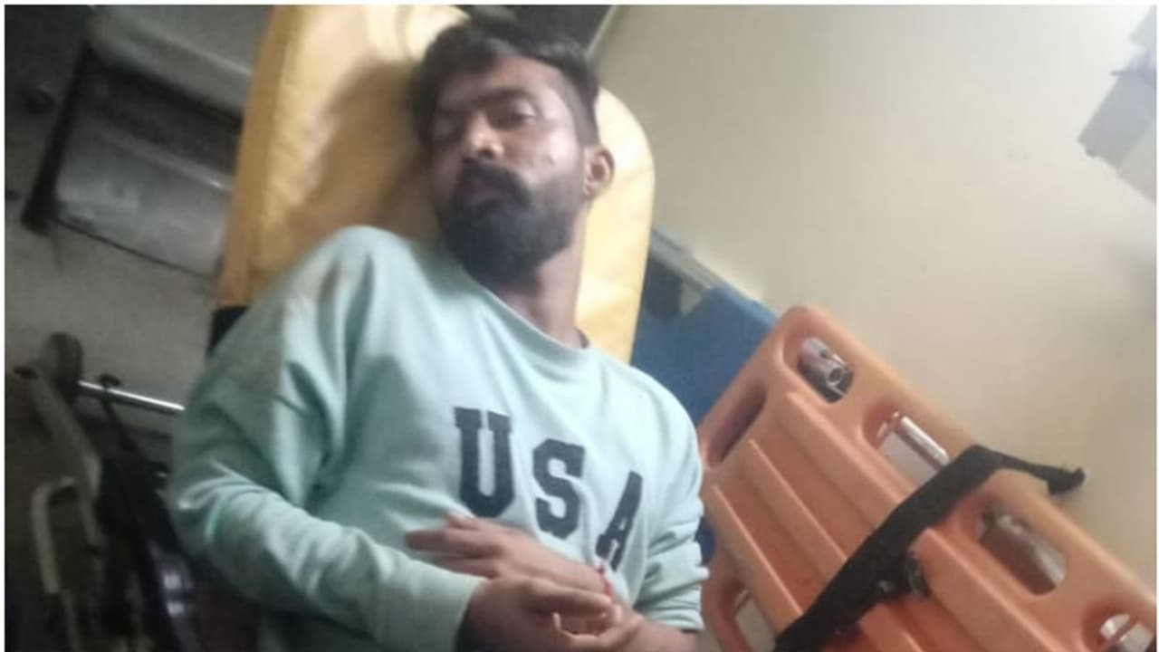 യുവാവിനെ കൊല്ലാൻ 25,000ത്തിന്റെ ക്വട്ടേഷൻ; രക്ഷപ്പെടാൻ ശ്രമിക്കുന്നതിനിടെ വീണ് പരുക്ക്, പിടികൂടി നാട്ടുകാർ യുവാവിനെ കൊല്ലാൻ 25,000ത്തിന്റെ ക്വട്ടേഷൻ; രക്ഷപ്പെടാൻ ശ്രമിക്കുന്നതിനിടെ വീണ് പരുക്ക്, പിടികൂടി നാട്ടുകാർ