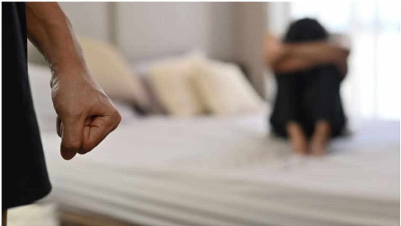 മുംബൈയിൽ അവിഹിത ബന്ധം ആരോപിച്ച് ഭാര്യയുടെ സ്വകാര്യ ഭാഗത്ത് ആണി തറച്ച് ലോഹപൂട്ടിട്ട് 30 കാരൻ, അറസ്റ്റിലായി മുംബൈയിൽ അവിഹിത ബന്ധം ആരോപിച്ച് ഭാര്യയുടെ സ്വകാര്യ ഭാഗത്ത് ആണി തറച്ച് ലോഹപൂട്ടിട്ട് 30 കാരൻ, അറസ്റ്റിലായി