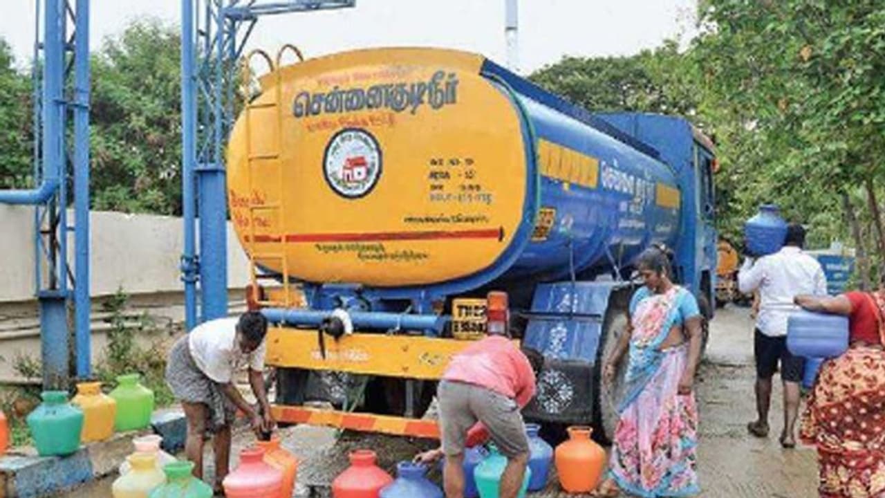 Chennai Rain : சென்னையில் 444 லாரிகள் மூலம் 4227 நடைகள் குடிநீர் விநியோகம்.. உதவி எண்கள் அறிவிப்பு.! Chennai Rain : சென்னையில் 444 லாரிகள் மூலம் 4227 நடைகள் குடிநீர் விநியோகம்.. உதவி எண்கள் அறிவிப்பு.!