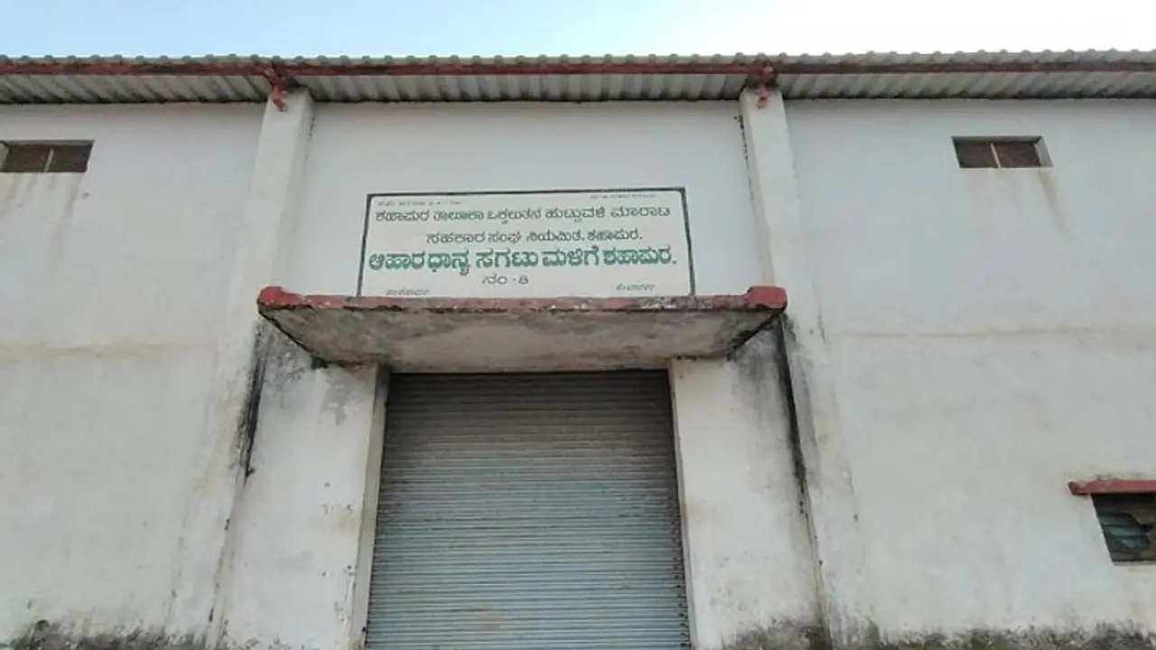 ಯಾದಗಿರಿ: ಅಕ್ಕಿ ಅಕ್ರಮದಲ್ಲಿ ಬಡಪಾಯಿಗಳು ಬಲಿಪಶು? ಯಾದಗಿರಿ: ಅಕ್ಕಿ ಅಕ್ರಮದಲ್ಲಿ ಬಡಪಾಯಿಗಳು ಬಲಿಪಶು?