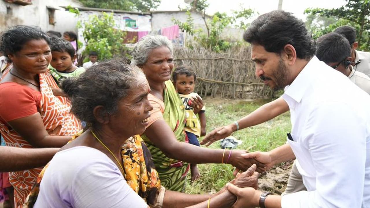 తప్పుదోవ పట్టిస్తున్నారు .. ఆ దుష్ప్రచారాన్ని నమ్మొద్దు : తుఫాను బాధితులతో సీఎం వైఎస్ జగన్ తప్పుదోవ పట్టిస్తున్నారు .. ఆ దుష్ప్రచారాన్ని నమ్మొద్దు : తుఫాను బాధితులతో సీఎం వైఎస్ జగన్