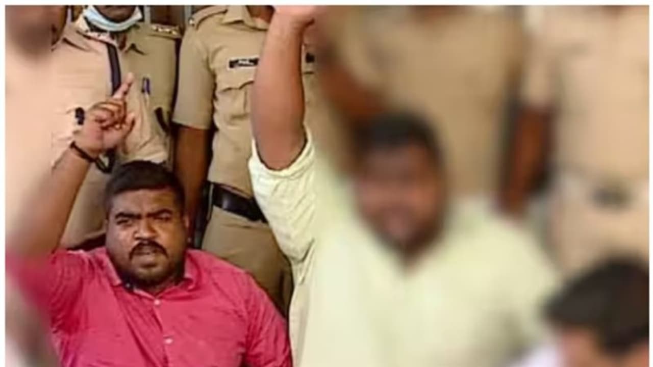 വ്യാജനിയമന തട്ടിപ്പ്; അരവിന്ദ് വെട്ടിക്കലിനെതിരെ കൂടുതൽ പരാതികൾ, 5 ദിവസത്തെ കസ്റ്റഡിയിൽ വ്യാജനിയമന തട്ടിപ്പ്; അരവിന്ദ് വെട്ടിക്കലിനെതിരെ കൂടുതൽ പരാതികൾ, 5 ദിവസത്തെ കസ്റ്റഡിയിൽ