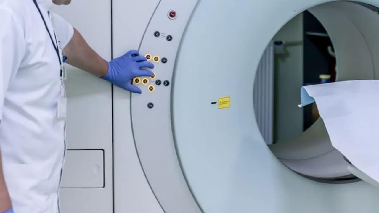 സ്കാനിംഗ് സമയത്ത് രഹസ്യമായി സൂക്ഷിച്ച തോക്ക് പൊട്ടി; സ്ത്രീക്ക് പിൻഭാഗത്ത് വെടിയേറ്റു സ്കാനിംഗ് സമയത്ത് രഹസ്യമായി സൂക്ഷിച്ച തോക്ക് പൊട്ടി; സ്ത്രീക്ക് പിൻഭാഗത്ത് വെടിയേറ്റു