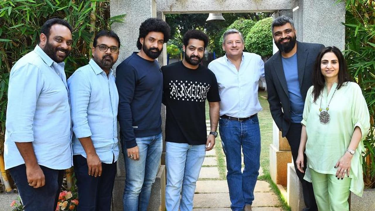 నెట్ఫ్లిక్స్ గ్లోబల్ హెడ్ కి ఎన్టీఆర్ ఆతిథ్యం... ఆ విషయంలో పోటీపడుతున్న ఆర్ ఆర్ ఆర్ హీరోలు! నెట్ఫ్లిక్స్ గ్లోబల్ హెడ్ కి ఎన్టీఆర్ ఆతిథ్యం... ఆ విషయంలో పోటీపడుతున్న ఆర్ ఆర్ ఆర్ హీరోలు!