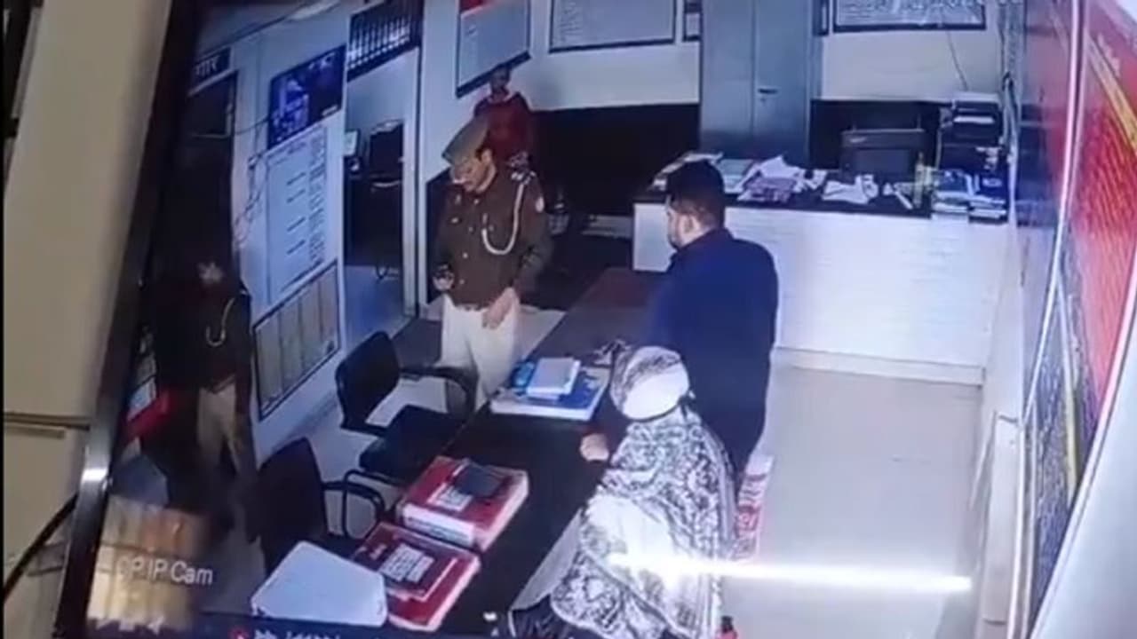 UP News: थाने आई महिला के सिर में लगी गोली, दारोगा की पिस्टल से चली-देखें वीडियो