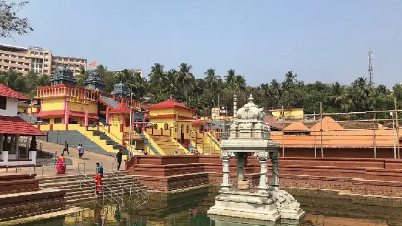 ಮಂಗಳೂರಲ್ಲಿ ಮುಂದುವರಿದ ಧರ್ಮ ದಂಗಲ್ ವಿವಾದ: ಕಾಂಗ್ರೆಸ್ ಸರ್ಕಾರ ವಿರುದ್ಧ ಮುಸ್ಲಿಂ ವ್ಯಾಪಾರಿಗಳ ಆಕ್ರೋಶ ಮಂಗಳೂರಲ್ಲಿ ಮುಂದುವರಿದ ಧರ್ಮ ದಂಗಲ್ ವಿವಾದ: ಕಾಂಗ್ರೆಸ್ ಸರ್ಕಾರ ವಿರುದ್ಧ ಮುಸ್ಲಿಂ ವ್ಯಾಪಾರಿಗಳ ಆಕ್ರೋಶ