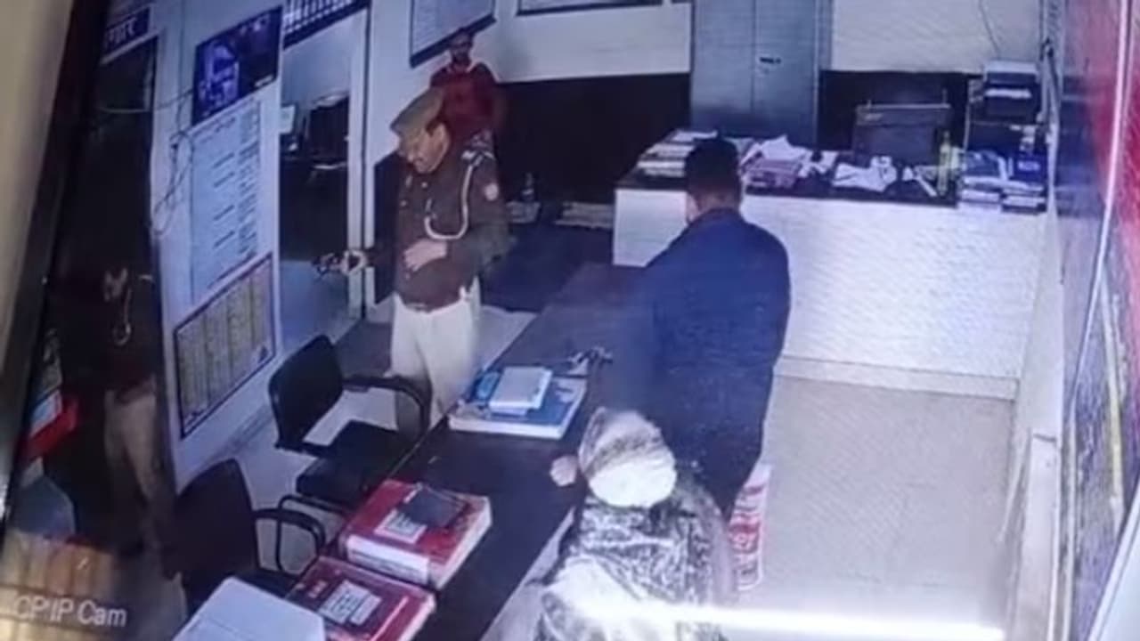 സ്റ്റേഷനിലെത്തിയ സ്ത്രീയുടെ തലയ്ക്ക് വെടിയുതിര്ത്ത് എസ്ഐ; അബദ്ധത്തില് സംഭവിച്ചതെന്ന് വിശദീകരണം സ്റ്റേഷനിലെത്തിയ സ്ത്രീയുടെ തലയ്ക്ക് വെടിയുതിര്ത്ത് എസ്ഐ; അബദ്ധത്തില് സംഭവിച്ചതെന്ന് വിശദീകരണം