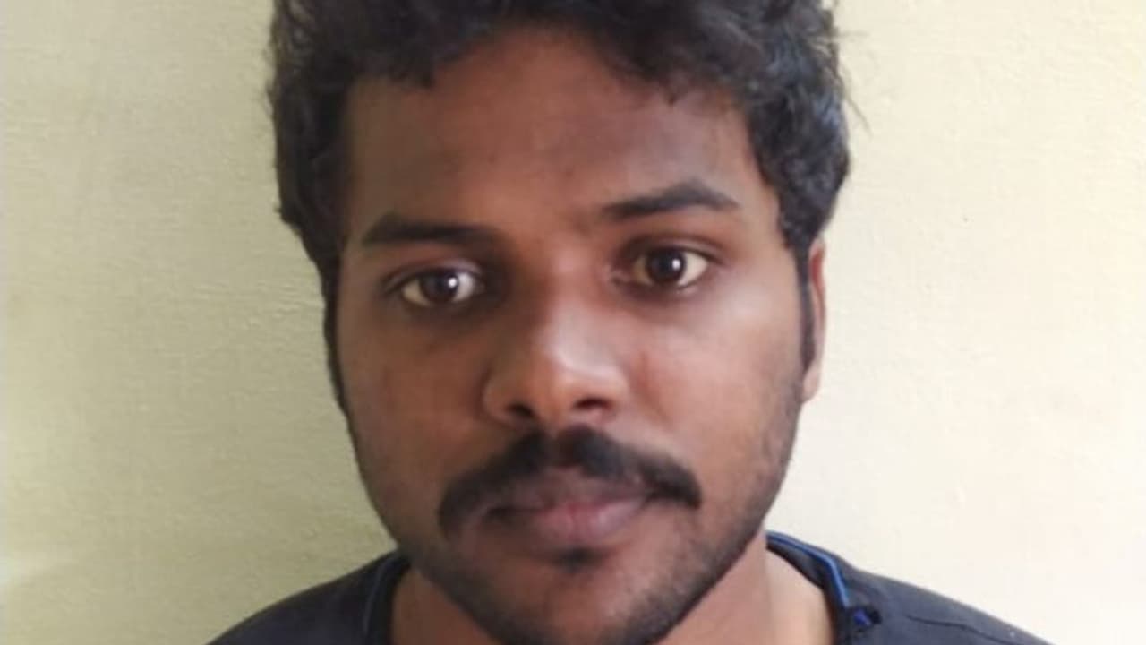 കല്പ്പണിക്കാരുടെ ബാഗ് മോഷണം: നാടകീയ നീക്കത്തില് യുവാവ് പിടിയില്, ചോദ്യം ചെയ്യലില് ട്വിസ്റ്റ് കല്പ്പണിക്കാരുടെ ബാഗ് മോഷണം: നാടകീയ നീക്കത്തില് യുവാവ് പിടിയില്, ചോദ്യം ചെയ്യലില് ട്വിസ്റ്റ്