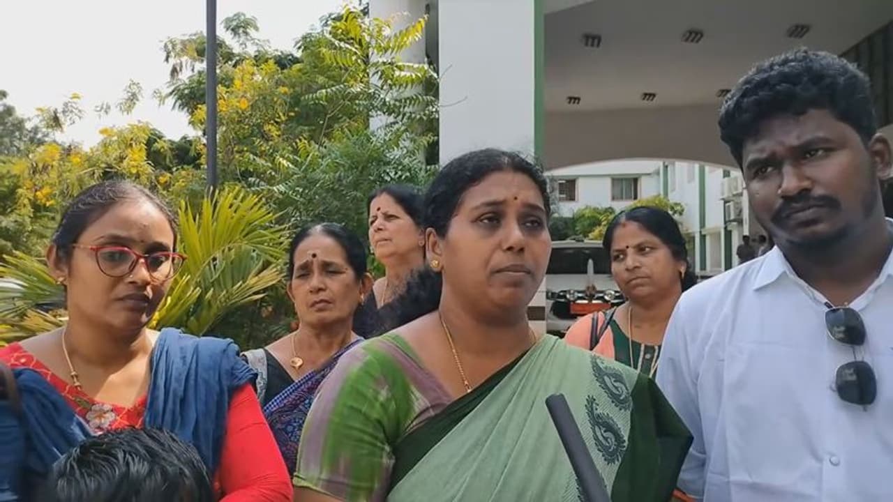 கோவையில் பள்ளி மாணவிக்கு பாலியல் தொல்லை; ஆசிரியர்கள், காவலர்கள் மீது பரபரப்பு குற்றச்சாட்டு கோவையில் பள்ளி மாணவிக்கு பாலியல் தொல்லை; ஆசிரியர்கள், காவலர்கள் மீது பரபரப்பு குற்றச்சாட்டு