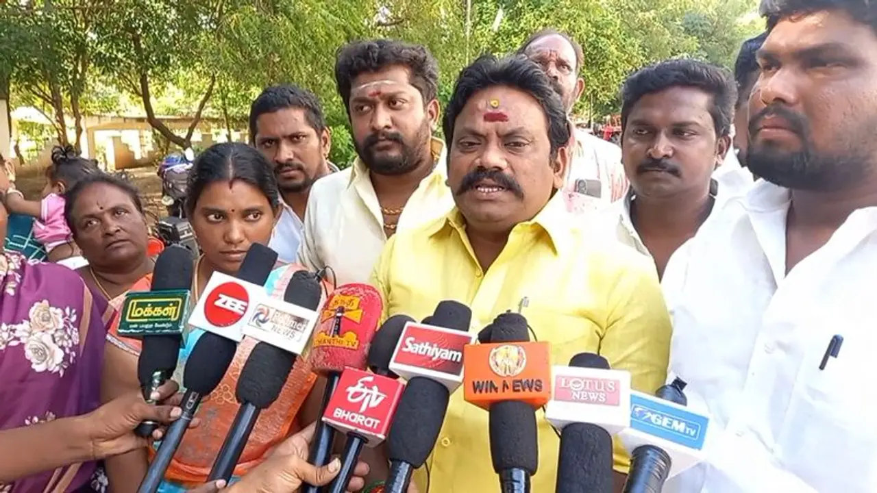 தேனியில் விவசாயி உயிரிழந்த விவகாரம்; துப்பாக்கிச்சூடு நடத்திய வன அதிகாரிகள் மீது நடவடிக்கை எடுக்க கோரிக்கை தேனியில் விவசாயி உயிரிழந்த விவகாரம்; துப்பாக்கிச்சூடு நடத்திய வன அதிகாரிகள் மீது நடவடிக்கை எடுக்க கோரிக்கை