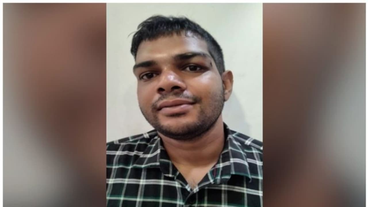 ഒരു പവന് തൂക്കമുള്ള വളയുമായി പണയം വെയ്ക്കാനെത്തി, ചോദിച്ചത് 30,000 രൂപ; ഉടമയുടെ സംശയത്തില് കുടുങ്ങി അറസ്റ്റ് ഒരു പവന് തൂക്കമുള്ള വളയുമായി പണയം വെയ്ക്കാനെത്തി, ചോദിച്ചത് 30,000 രൂപ; ഉടമയുടെ സംശയത്തില് കുടുങ്ങി അറസ്റ്റ്