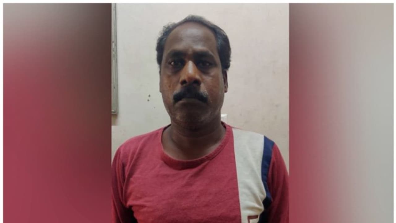 ബസില് യാത്ര ചെയ്യുന്നതിനിടെ പത്താം ക്ലാസ് വിദ്യാര്ത്ഥിനിക്ക് മുന്നില് നഗ്നതാ പ്രദര്ശനം നടത്തിയയാൾ പിടിയിൽ ബസില് യാത്ര ചെയ്യുന്നതിനിടെ പത്താം ക്ലാസ് വിദ്യാര്ത്ഥിനിക്ക് മുന്നില് നഗ്നതാ പ്രദര്ശനം നടത്തിയയാൾ പിടിയിൽ